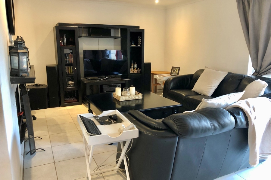 To Let 2 Bedroom Property for Rent in Sunningdale Western Cape